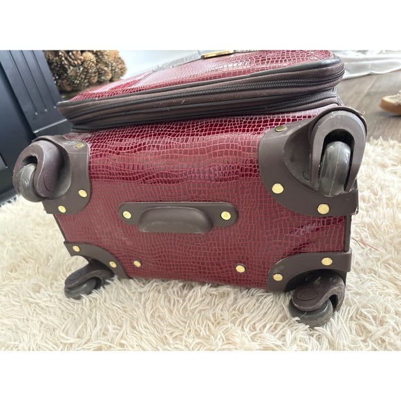 Samantha Brown Red Croc Embossed Carry On Luggage Spinner Wheels Travel Bag - Picture 7 of 13